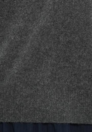 Пуловер с вырезом V