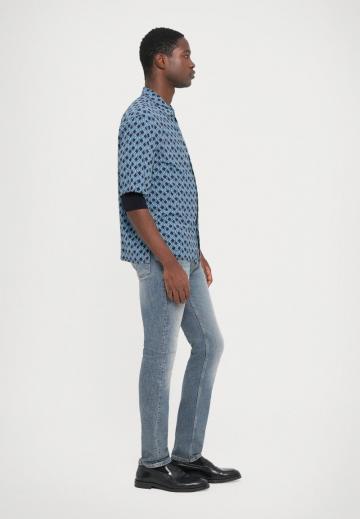 Узкие джинсы