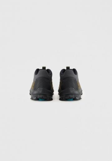 Походные кроссовки