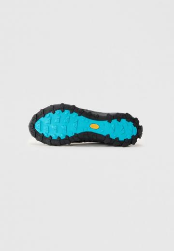 Походные кроссовки