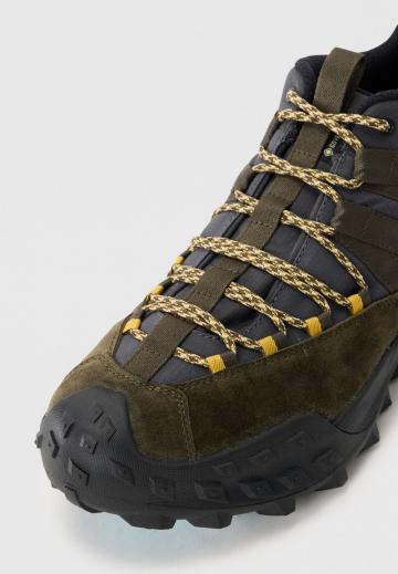 Походные кроссовки