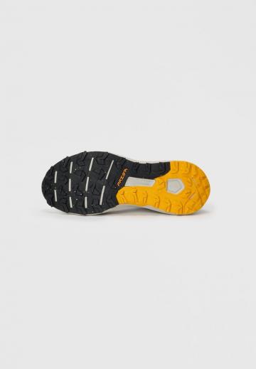 Походные кроссовки