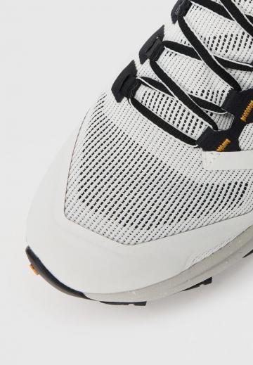 Походные кроссовки