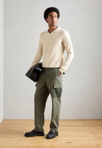 Брюки с накладными карманами