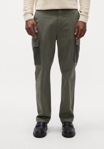 Брюки с накладными карманами