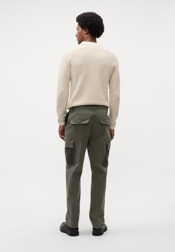 Брюки с накладными карманами