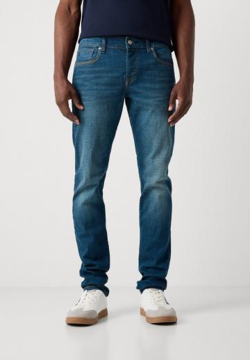 Узкие джинсы