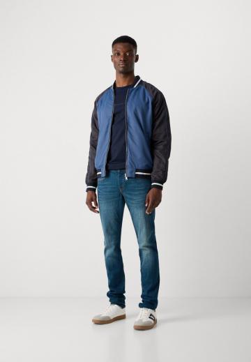 Узкие джинсы