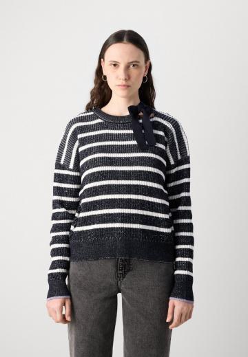 Пуловер в полоску
