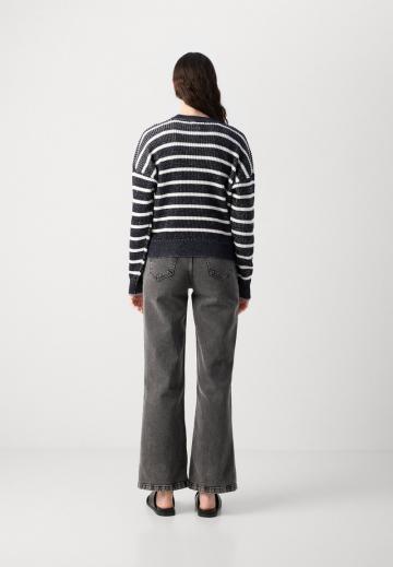 Пуловер в полоску