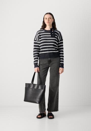 Пуловер в полоску