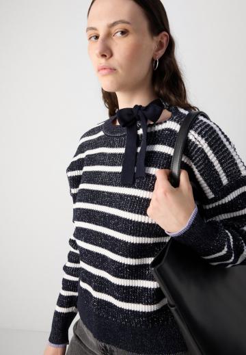 Пуловер в полоску