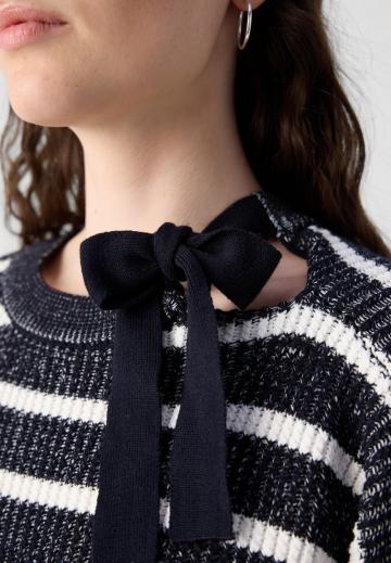 Пуловер в полоску