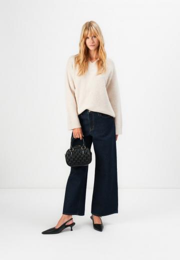 Пуловер с вырезом V