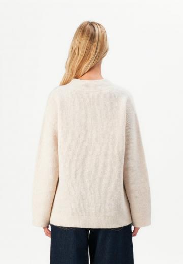 Пуловер с вырезом V