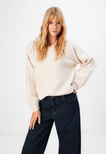 Пуловер с вырезом V