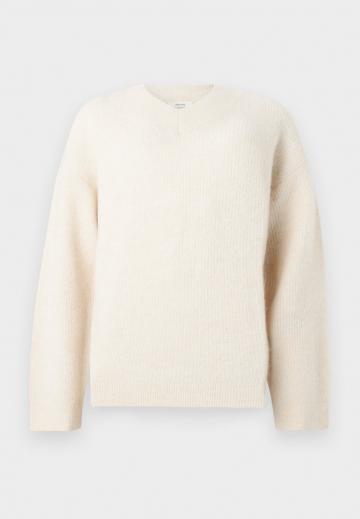 Пуловер с вырезом V