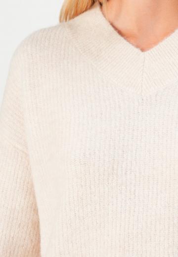 Пуловер с вырезом V