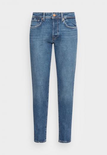 Узкие джинсы