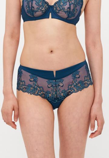 Трусы на бедрах