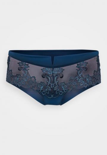 Трусы на бедрах