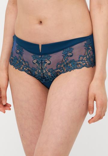 Трусы на бедрах