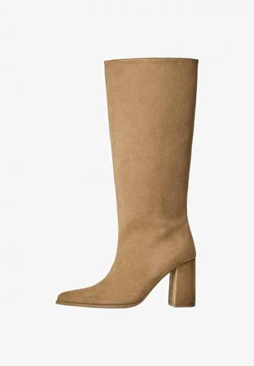 Высокие сапоги