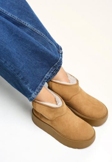 Сапожки на танкетке