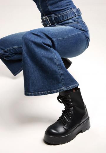 Ботинки на шнуровке
