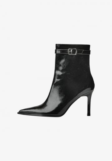 Высокие сапоги