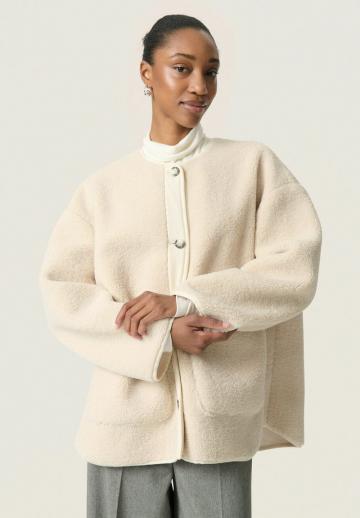 Короткое пальто