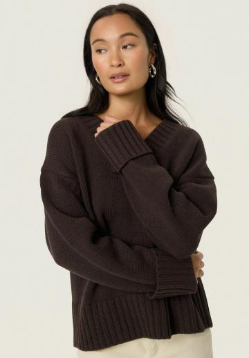 Пуловер с вырезом V