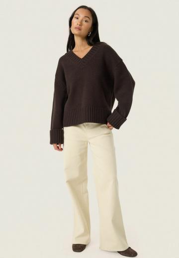 Пуловер с вырезом V