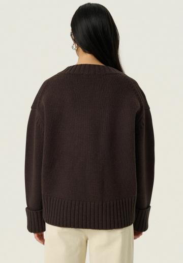 Пуловер с вырезом V