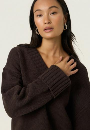 Пуловер с вырезом V