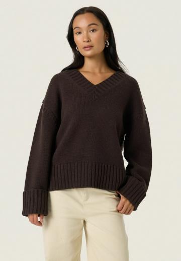 Пуловер с вырезом V