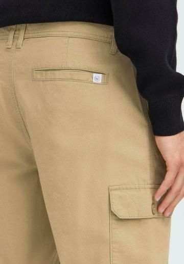 Брюки с накладными карманами