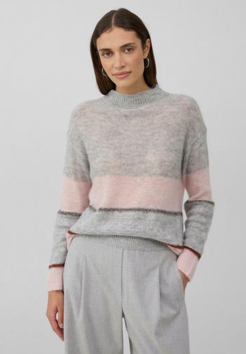 Пуловер в полоску