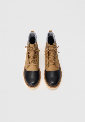 Ботинки на шнуровке