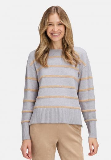 Пуловер в полоску