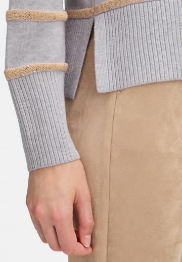 Пуловер в полоску