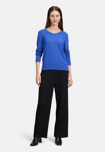 Пуловер с вырезом V