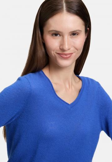 Пуловер с вырезом V