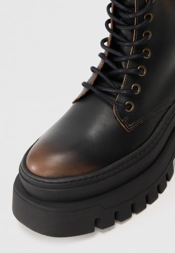 Ботинки на шнуровке