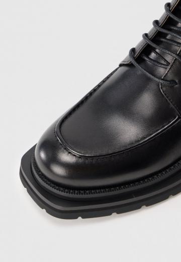 Ботинки на шнуровке