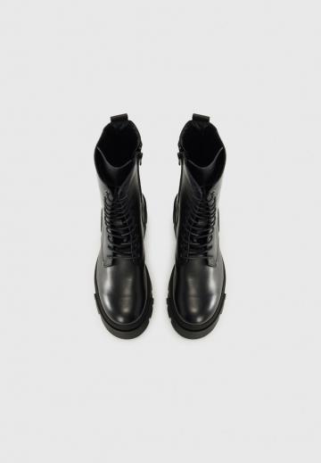 Сапоги на шнуровке