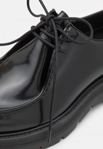 Ботинки на шнуровке