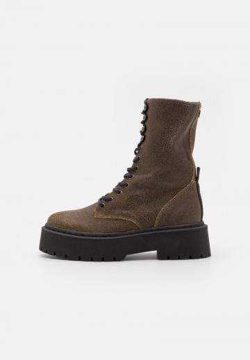 Ботинки на шнуровке