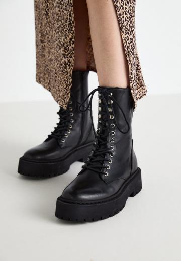 Ботинки на шнуровке
