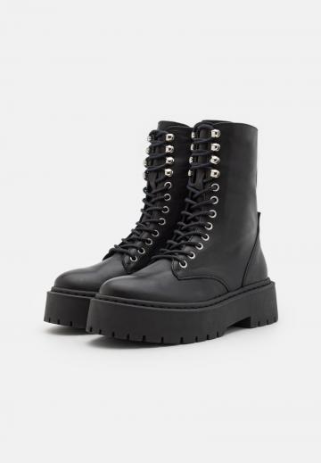 Ботинки на шнуровке